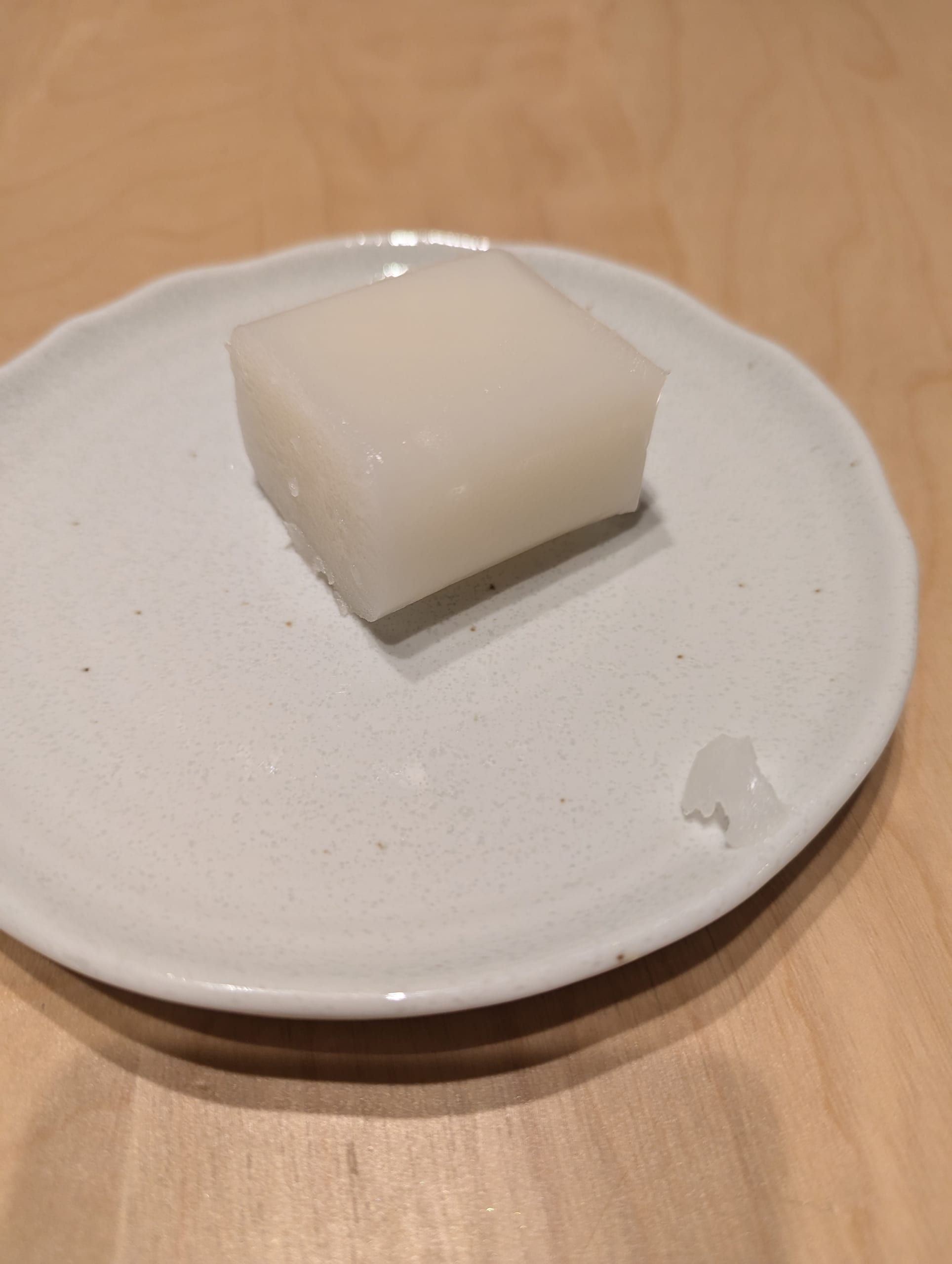 切ってさらに置いたういろう