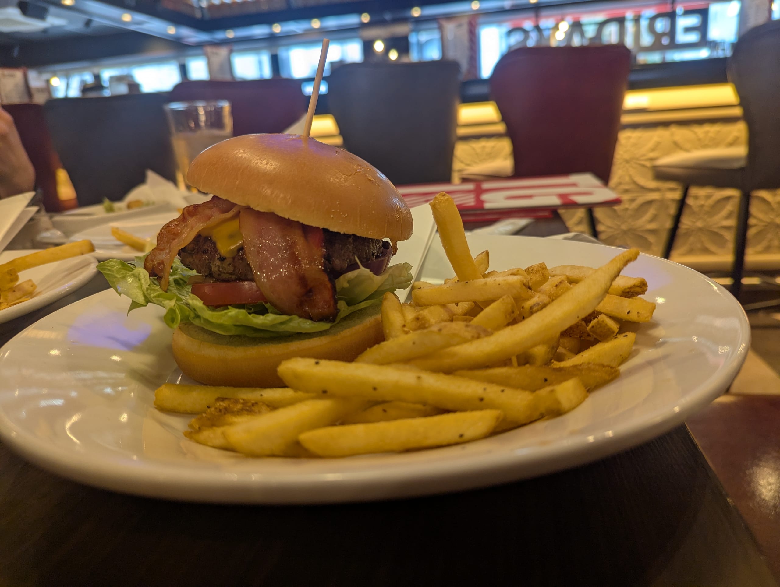 でかいハンバーガーとポテト