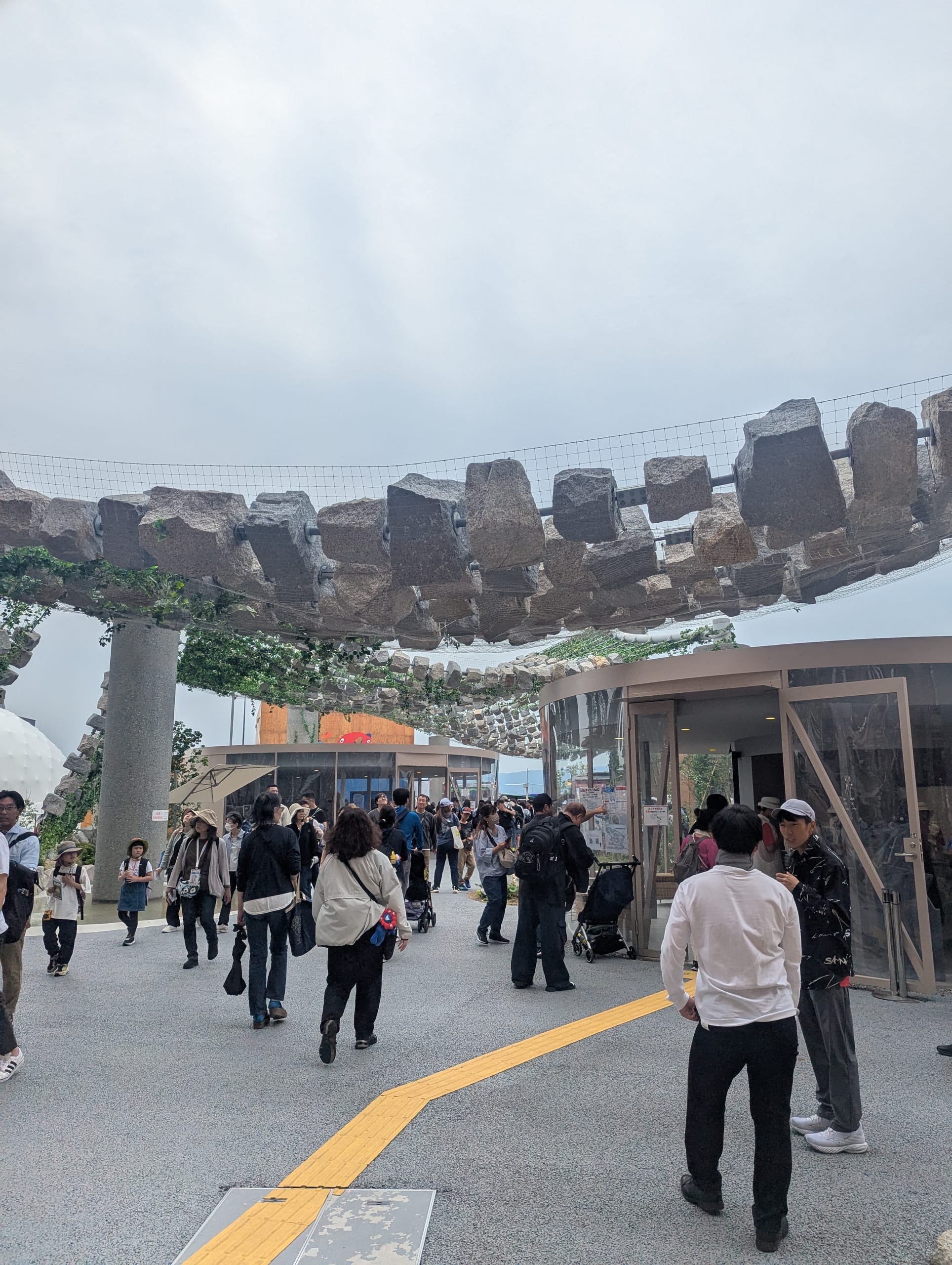 岩にワイヤーを通して作られた休憩所